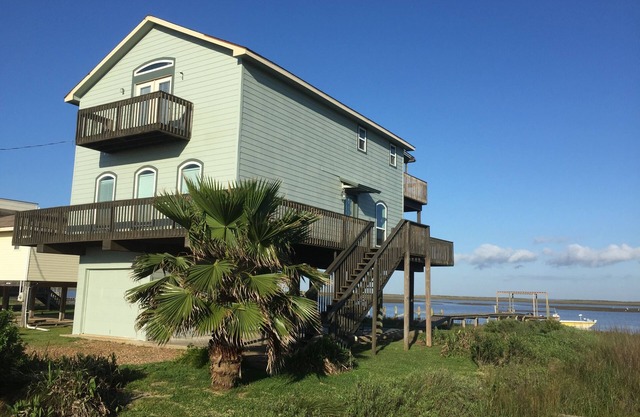 Spacious 4 B/R 3 BA - best of both - Bay and Gulf