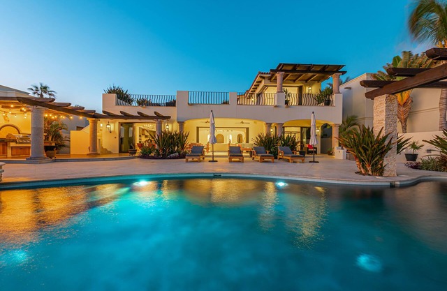 Spacious 4 BD Oceanview Villa with a Private Pool