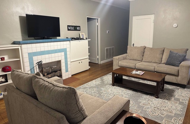 Spacious 4-Bdrm house in Ruston with WiFi and AC & Wonderful front & back porch