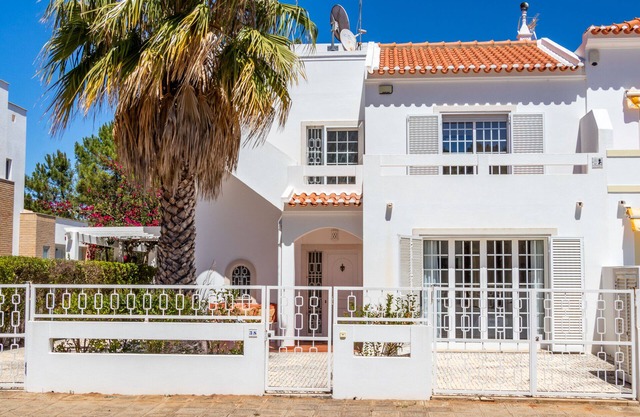 Spacious 4 bed villa, swimming pool, games room, 150m from the beach - 109964/AL