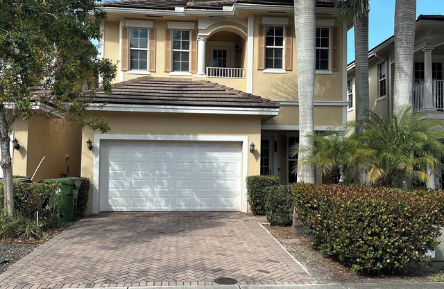 Spacious 4 bedroom/2.5 bathrooms/Private Free-Standing House