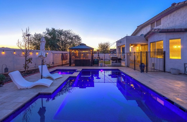 Spacious 4-bedroom/3-Bath house with pool and 8-person Spa in lovely Phoenix