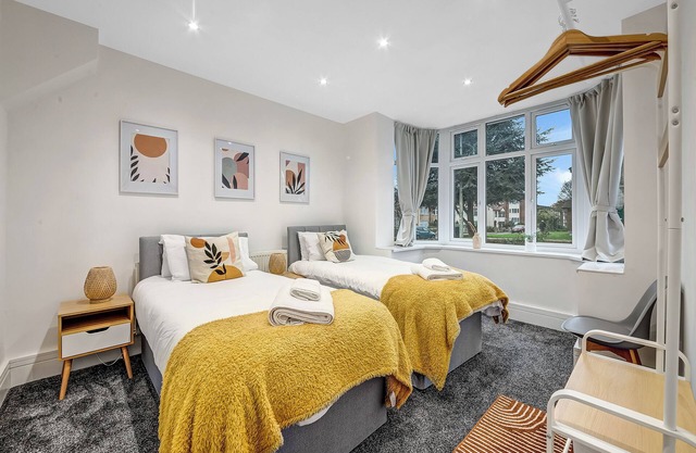 Spacious 4-bedroom 4-bathroom house - free parking & great 24-7 transport links