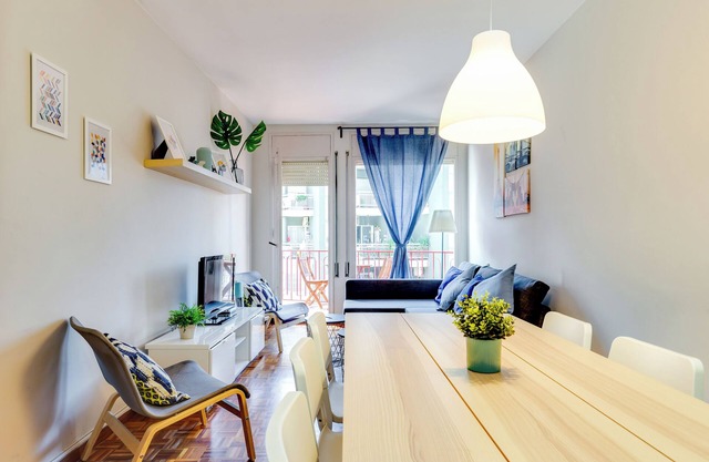 Spacious 4 Bedroom Apartment Fira BCN & Camp Nou