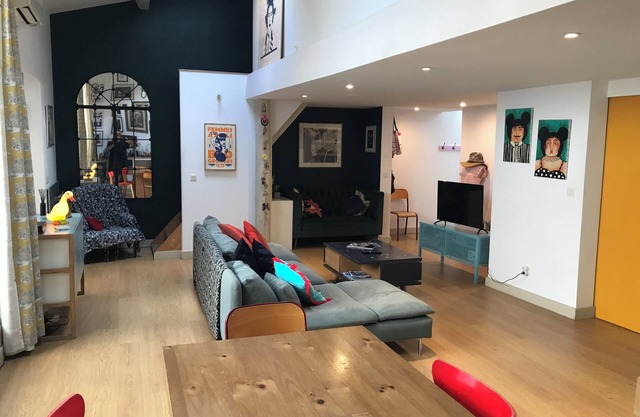 Spacious 4-bedroom apartment with WiFi, AC in the heart of Sete