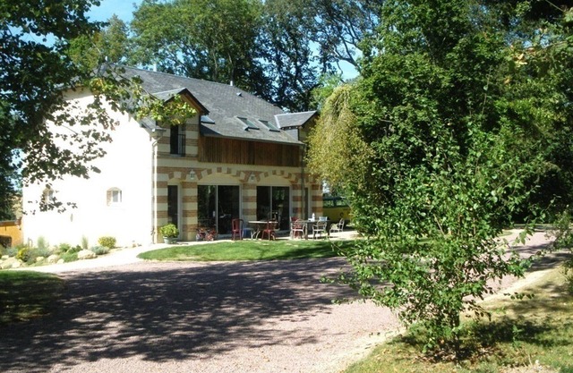 Spacious 4-Bedroom Cottage with Garden, Near Loire Attractions, Perfect for 8 Guests