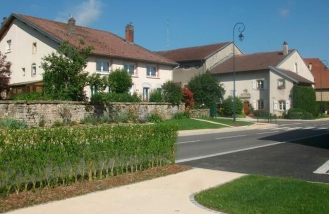 Spacious 4-Bedroom Cottage with Garden near Vosges and Center Parcs