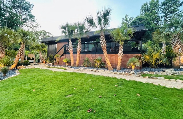 Spacious 4-bedroom estate in Atlanta with Outdoor Fitness Area,Pool & Waterfall.