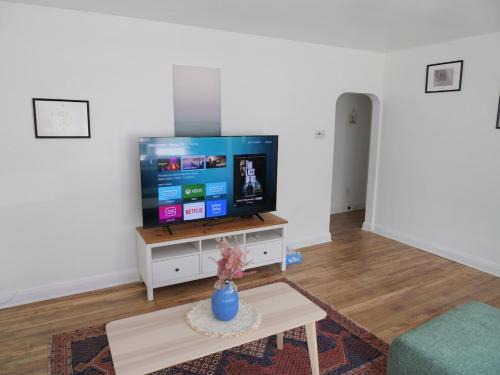 Spacious 4-Bedroom Family Home Sleeps 10 Peaceful Baltimore Suburb
