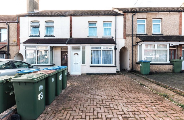 Spacious 4-Bedroom Home in Southampton – Perfect for Contractors or Families