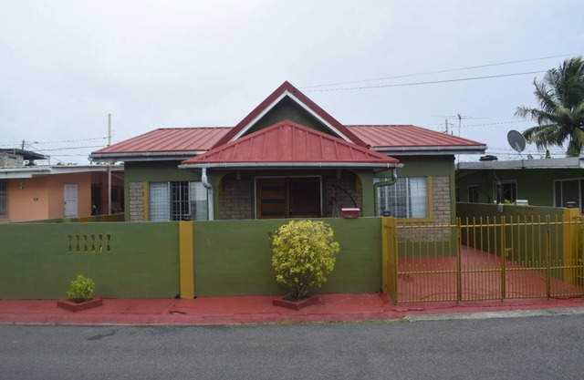 Spacious 4-bedroom house in charming Bon Accord with WiFi. 3 mins from beaches