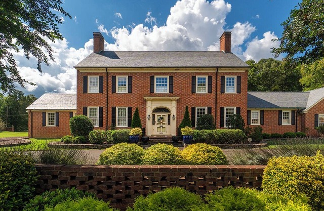 Spacious 4-bedroom house on Golf Course in charming Burlington.