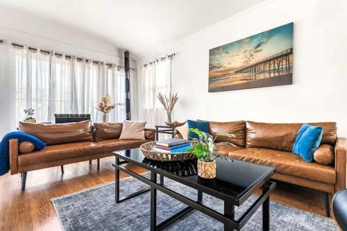 Spacious 4 bedroom home by Melrose and 10 minutes to Hollywood Walk of Fame