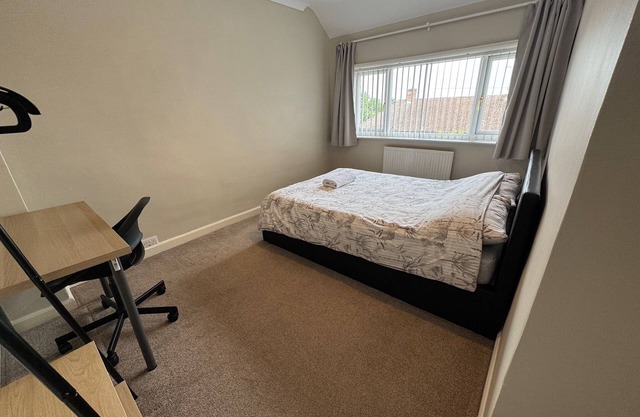 Spacious 4 Bedroom Home|FREE Parking & Wi-Fi|Garden