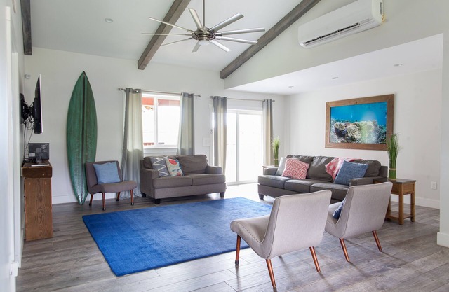 Spacious 4 bedroom Home, steps to Hukilau Beach, A/C, 30 Day