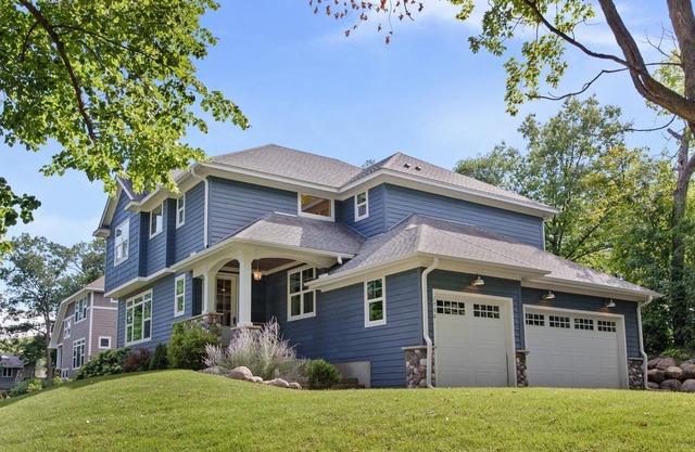 Spacious 4-Bedroom Home With Lake Access