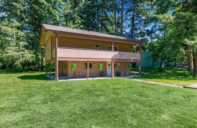 Spacious 4-bedroom house in delightful Roy with WiFi