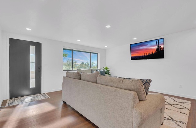 Spacious 4-bedroom Modern House with Gorgeous Mountain Views