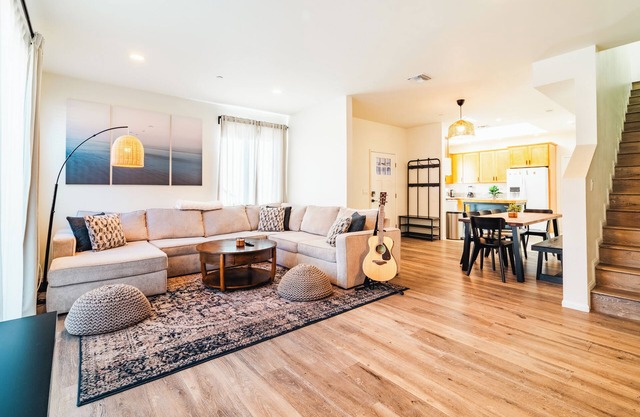 Spacious 4-Bedroom Townhome/2-Car Garage/Cruise Terminal