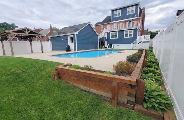 Spacious 4-bedroom townhome with great backyard and POOL in charming Parkville