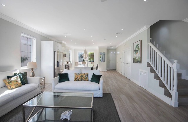 Spacious 4 Bedroom Townhome, 50 steps from the Beach and Pool in Gated Community