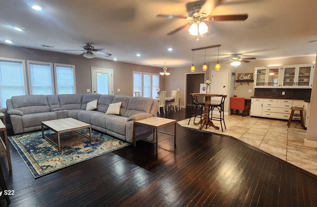Spacious 4 bedroom Downtown Clarksville