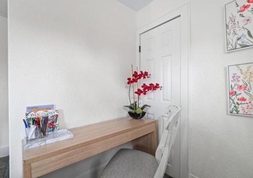 Spacious 4 Bedroom Sleeps 10 with Sauna and Hot Tub