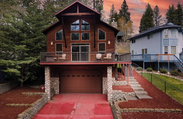 Spacious 4-bedroom house in charming Liberty Lake, perfect for entertaining