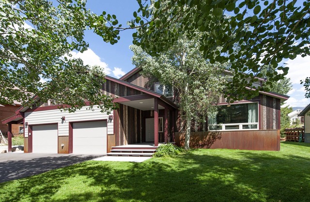 Spacious 4-bedroom ski vacation home just 17 minutes to Keystone Ski Resort