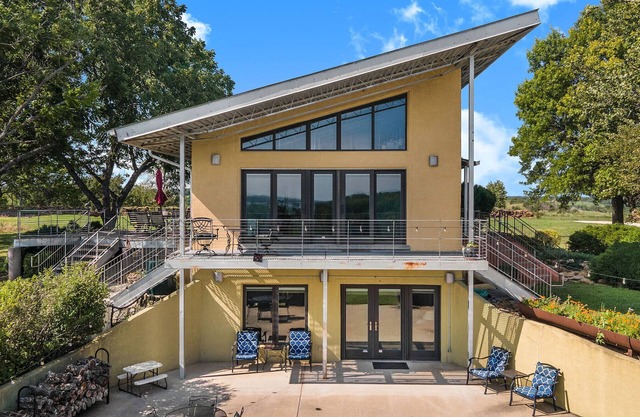 Spacious 4-bedroom vacation home 16 minutes from University of Kansas