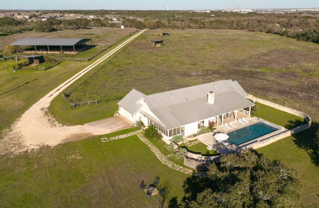 Spacious 4-bedroom vacation home just 19 minutes from Texas State University