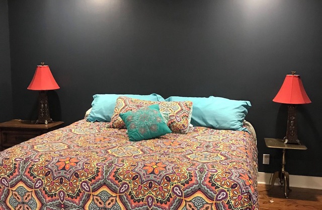 Spacious 4 BR home with seasonal pool, Wi-Fi, CHA in Shawnee. Pets welcome!