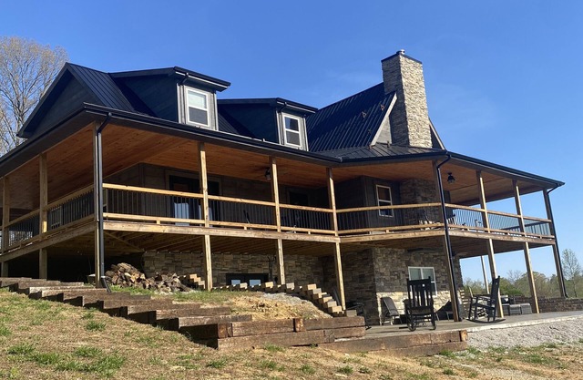 Spacious 4-BR house w/wraparound porch, fire pit area and hot tub -Sleeps 18-20