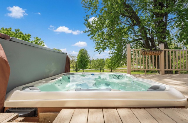Spacious 4-BR Modern Farmhouse w/Acreage w/Hot Tub/Fireplace