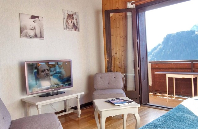 SPACIOUS 4-ROOM APARTMENT 200M FROM THE SUPER-CHATEL SKI SLOPES. PANORAMIC VIEW.