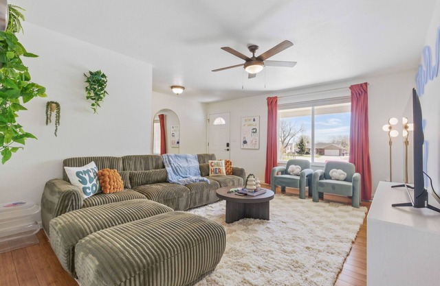 Spacious 4BD - Backyard BBQ, Fire Pit & Mini Golf