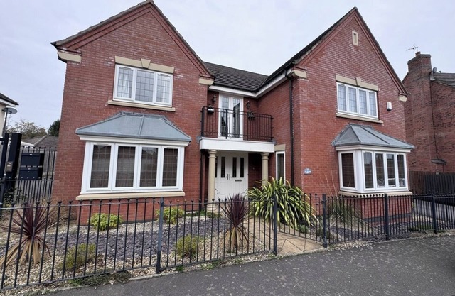 Spacious 4BD House with Character in Coventry