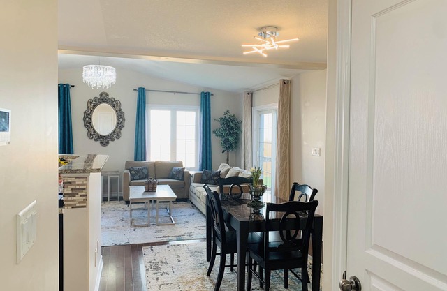 Spacious 4BR+2.5 bathrooms+Fenced Yard, WiFi. Enjoy a peaceful getaway