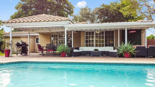 Spacious 4BR 3BA w Heated Pool, 3 Miles to Beach
