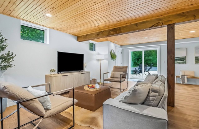 Spacious 4BR - Hot Tub - Tennis Court - Pond