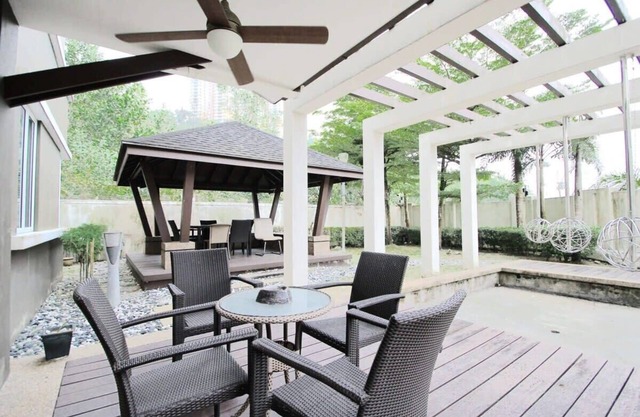 Spacious 4BR House, Gazebo