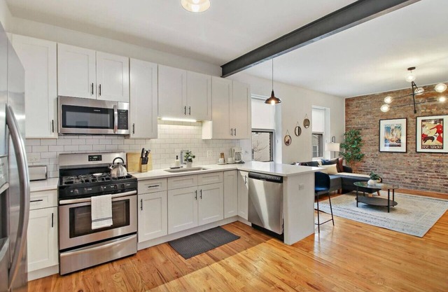 Spacious 4BR in Chicago w/Laundry!