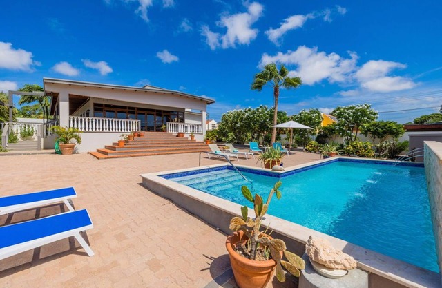 Spacious 4BR Villa~ Private Pool ~ Cozy ~ Location