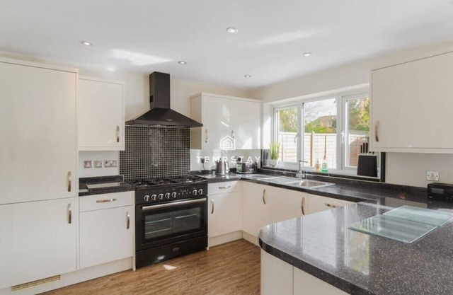 Spacious 5 bed Sunninghill with driveway parking