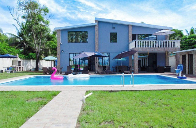 Spacious 5-bedroom house with capacity of 20+ people in Playa Metalio Sonsonate