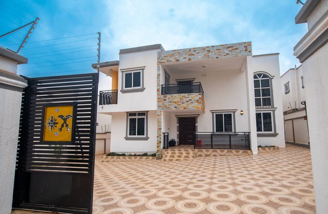 Spacious 5-bedroom apartment in delightful Kumasi with AC, WiFi