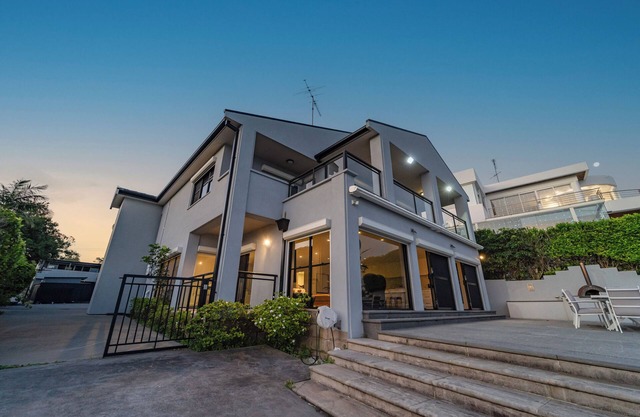 Spacious 5-bedroom villa with WiFi and AC in delightful Taren Point
