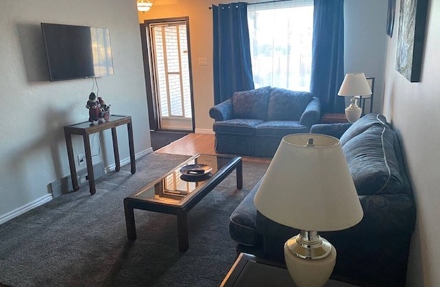 Spacious 5 Bedroom sleeps 10, 2 story semi, 2 free laundry, free parking on/off