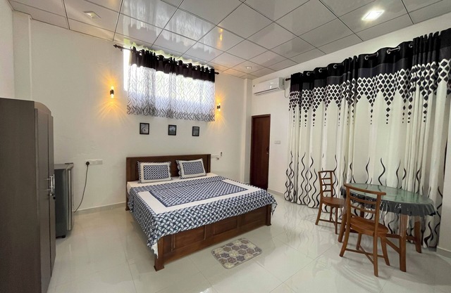 Spacious 5-bedroom condo with WiFi, AC in enchanting Mirissa