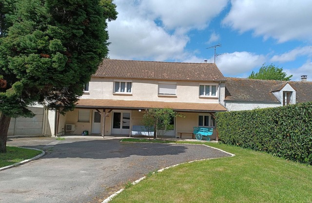 Spacious 5-Bedroom Cottage Near Paris with Garden and Parking